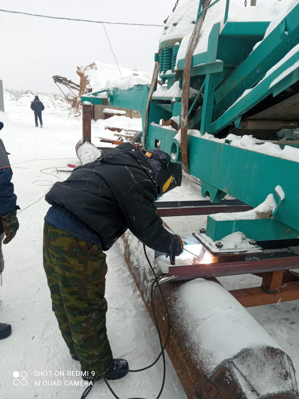 Сварка трубы на улице зимой